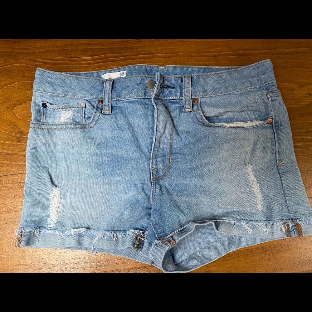 Gap size 26 shorts.